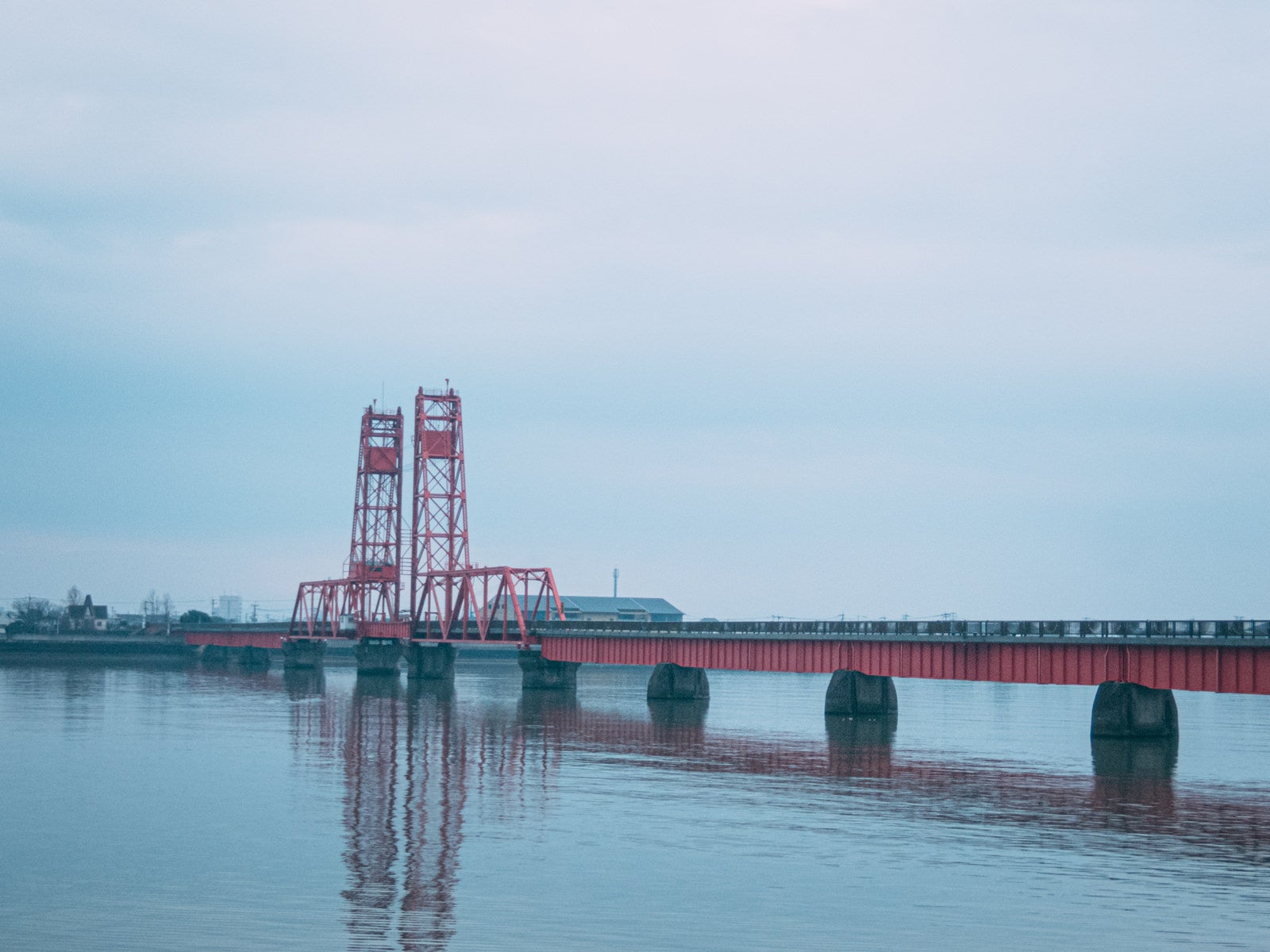 「越後川に反射する筑後川昇開橋」の写真