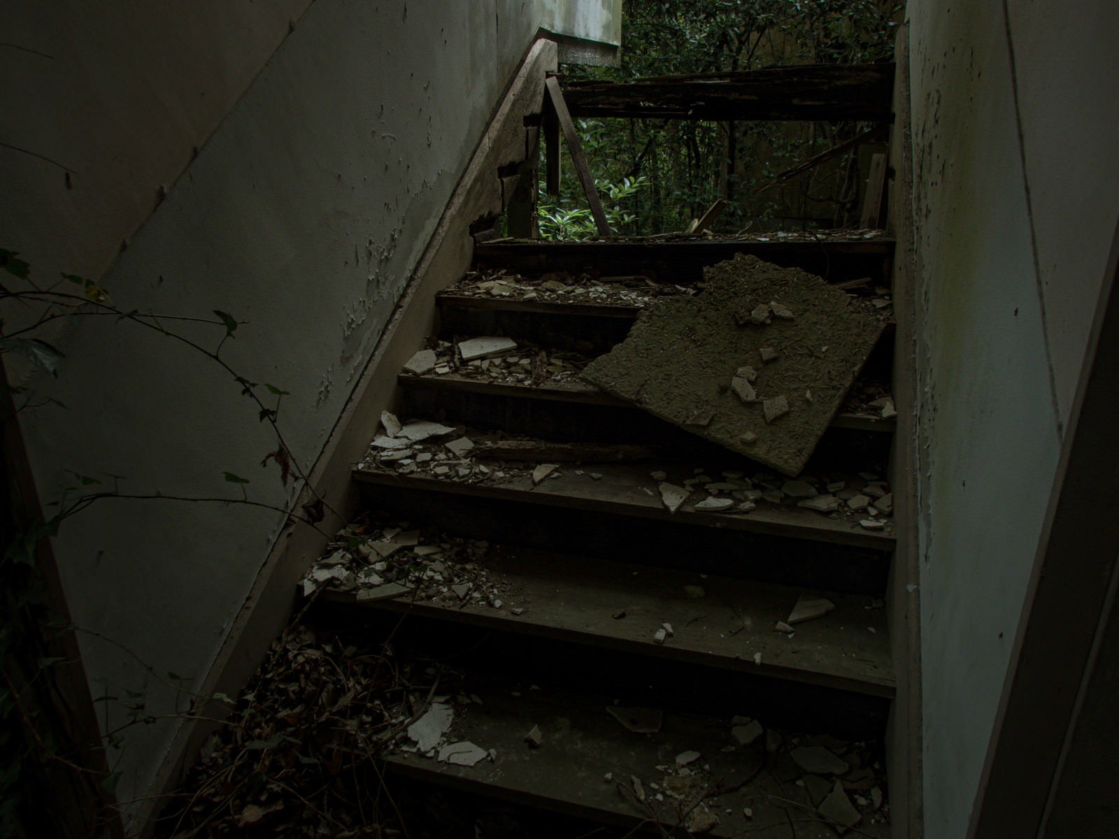 「崩れ落ちた危険な階段」の写真