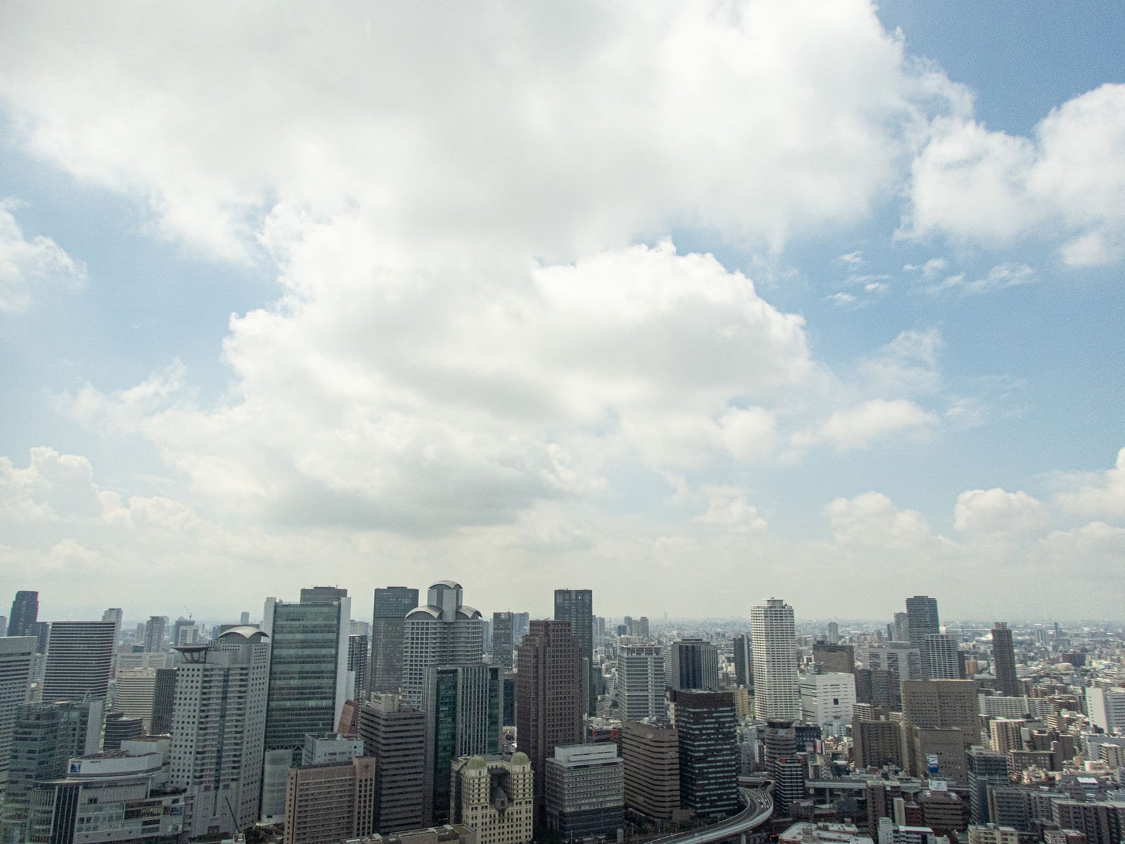 「大きな雲と梅田のビル群」の写真