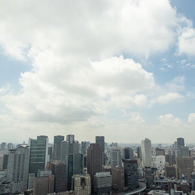 大きな雲と梅田のビル群の写真