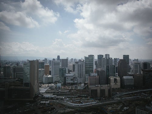 開発が進む梅田のビル群と雲空の写真