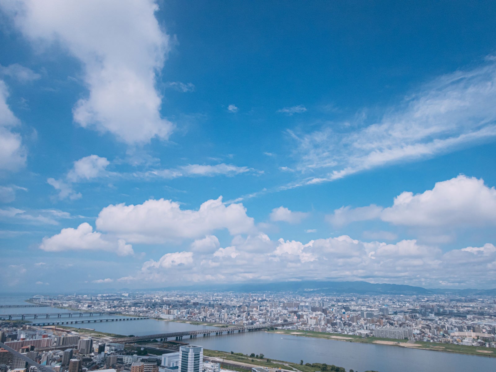 「大阪を流れる淀川と青空」の写真