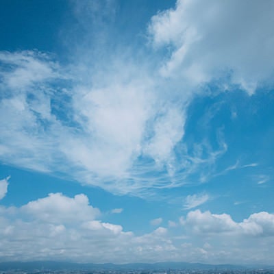 上空を流れる様々な形の雲の写真