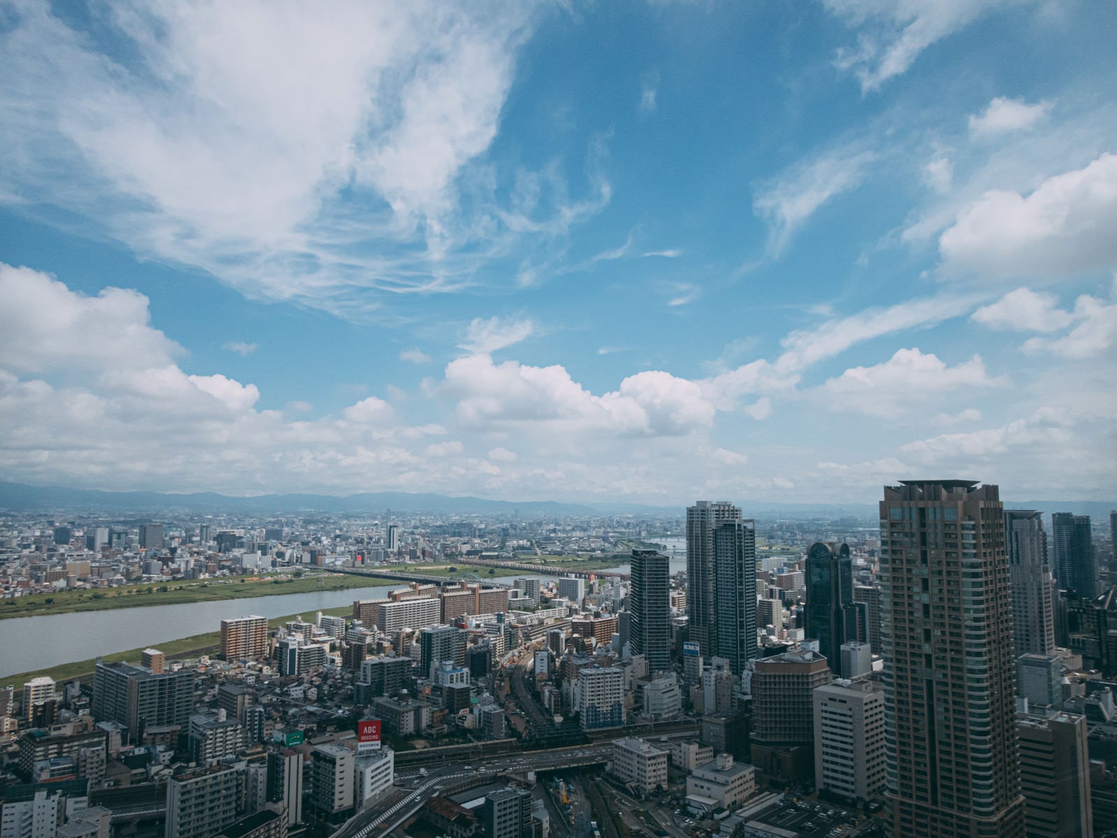 「淀川が流れる大阪と空」の写真
