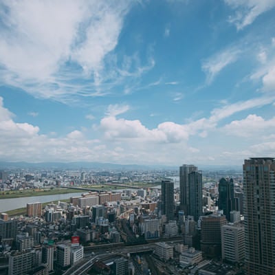 淀川が流れる大阪と空の写真