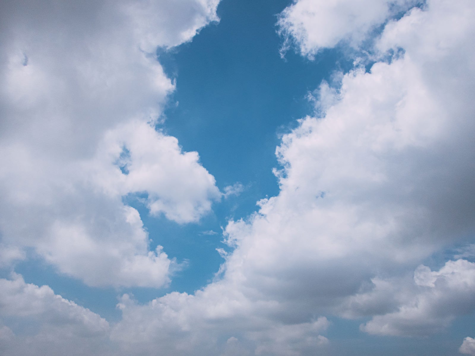 「雲の隙間から覗く青空」の写真