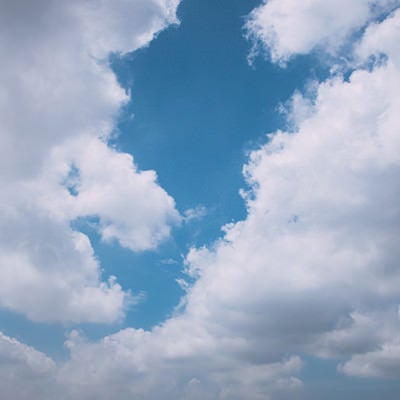 雲の隙間から覗く青空の写真