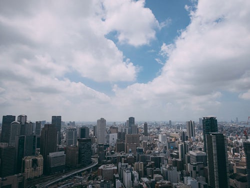 大阪の景観を包み込むような雲の写真