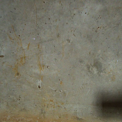 錆と細かい傷が残る床の写真