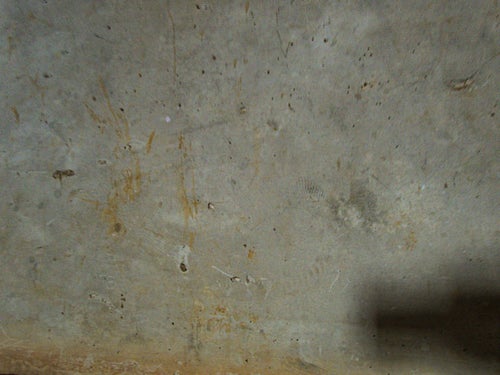 錆と細かい傷が残る床の写真
