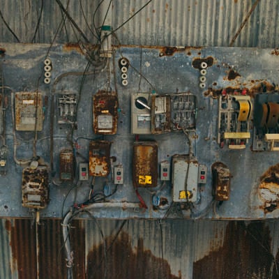 廃工場の朽ちた配電盤の写真