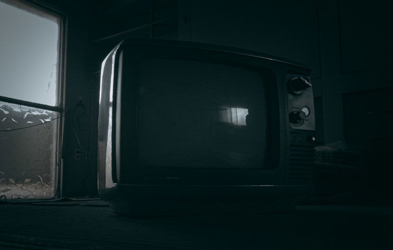 レトロなブラウン管白黒テレビの写真