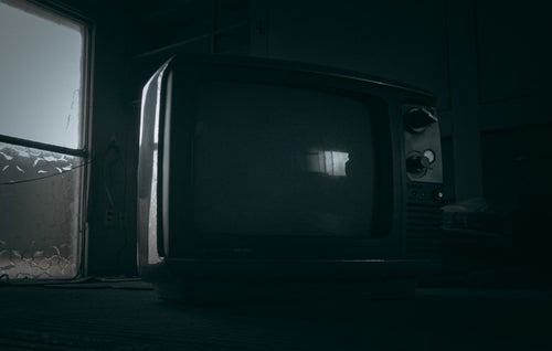 レトロなブラウン管白黒テレビの写真