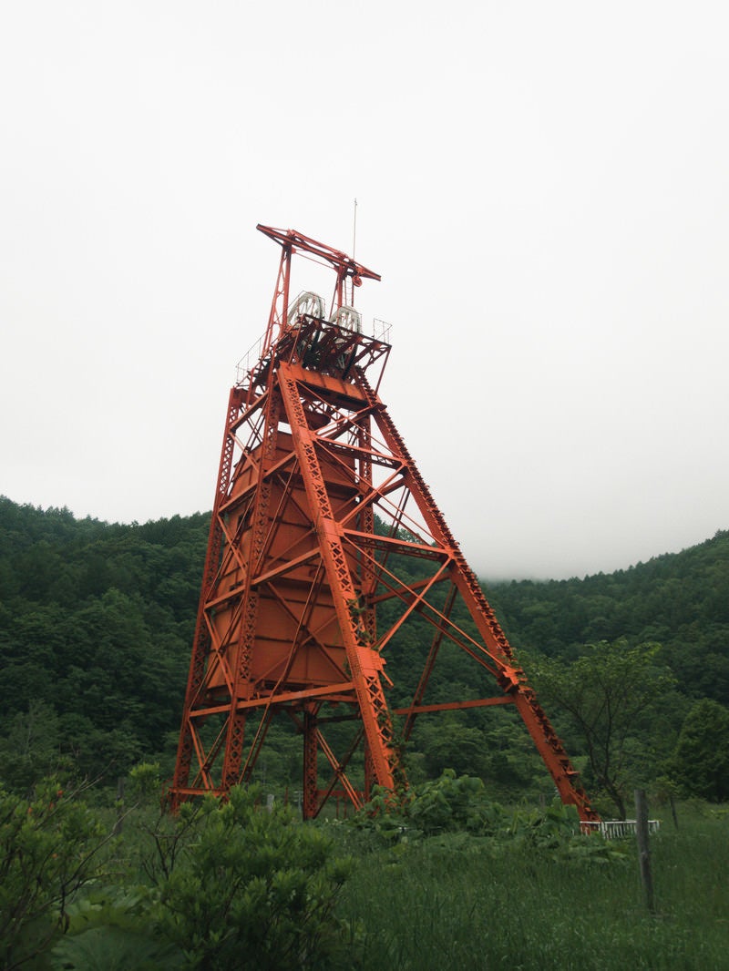 「炭鉱メモリアル森林公園の竪坑巻き上げ機」の写真