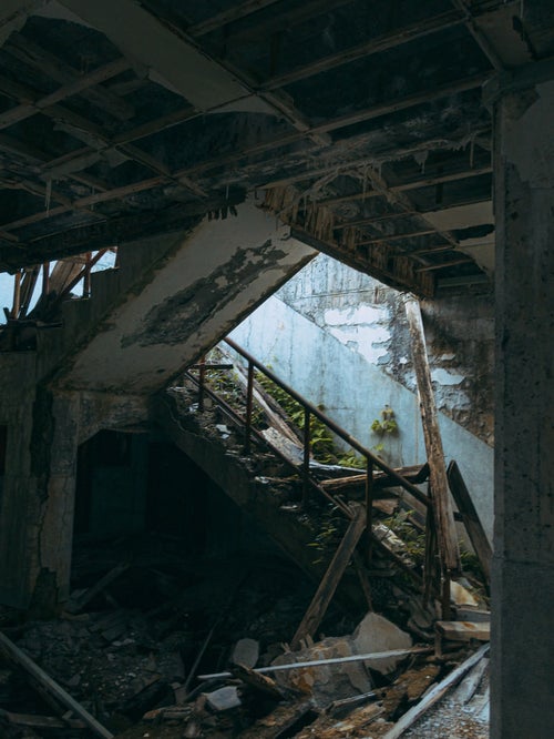 ボロボロに倒壊した廃墟の写真