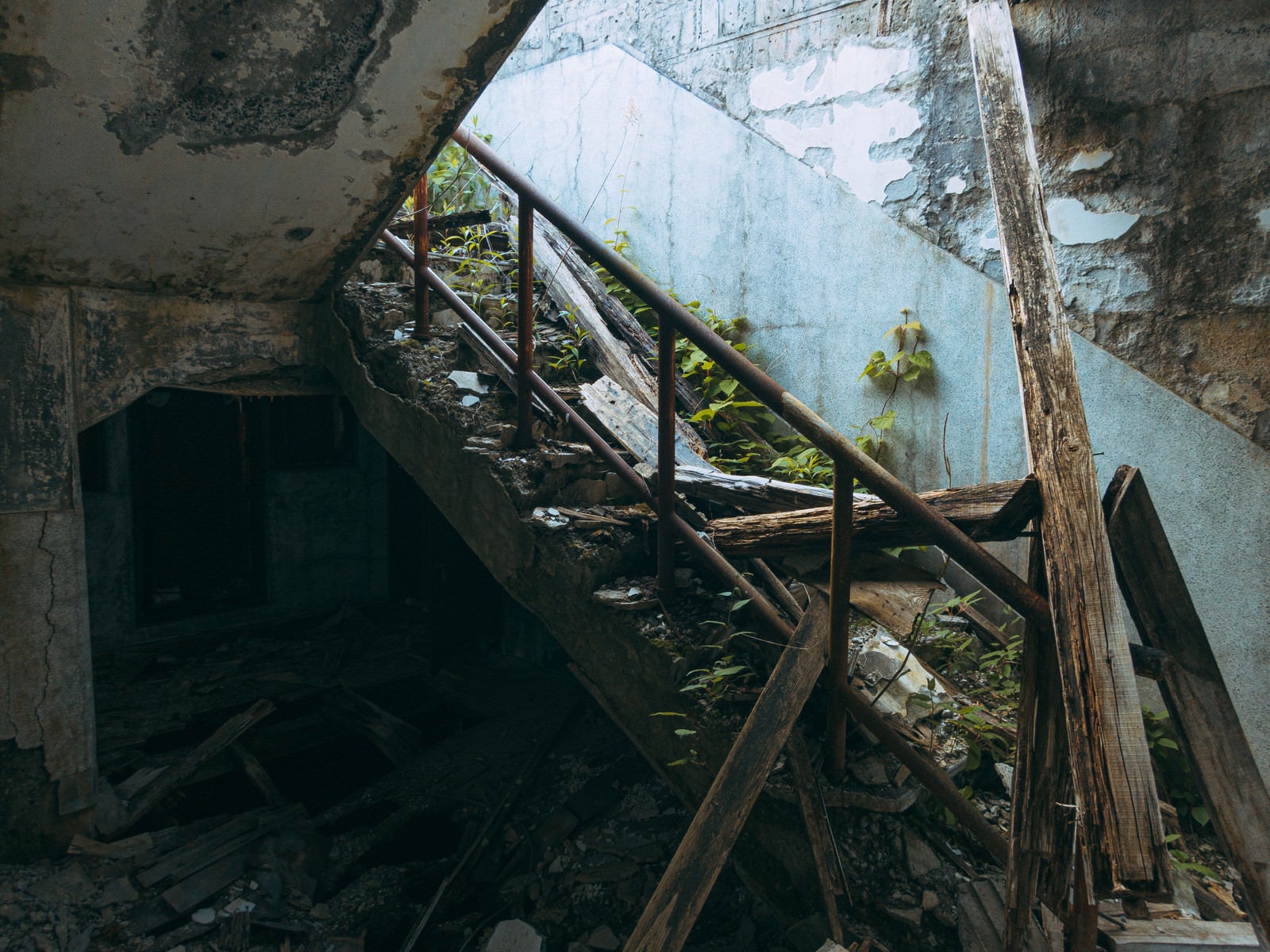 「瓦礫で埋まった階段」の写真