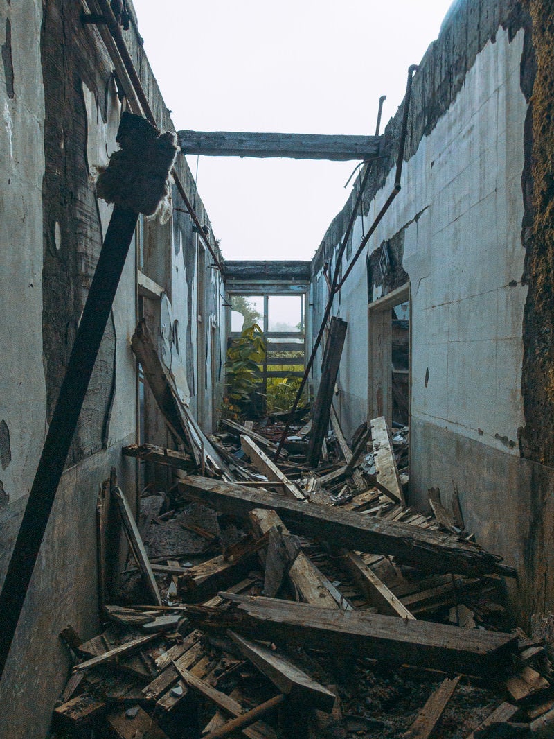 「屋根も崩落して瓦礫が残る廃墟」の写真
