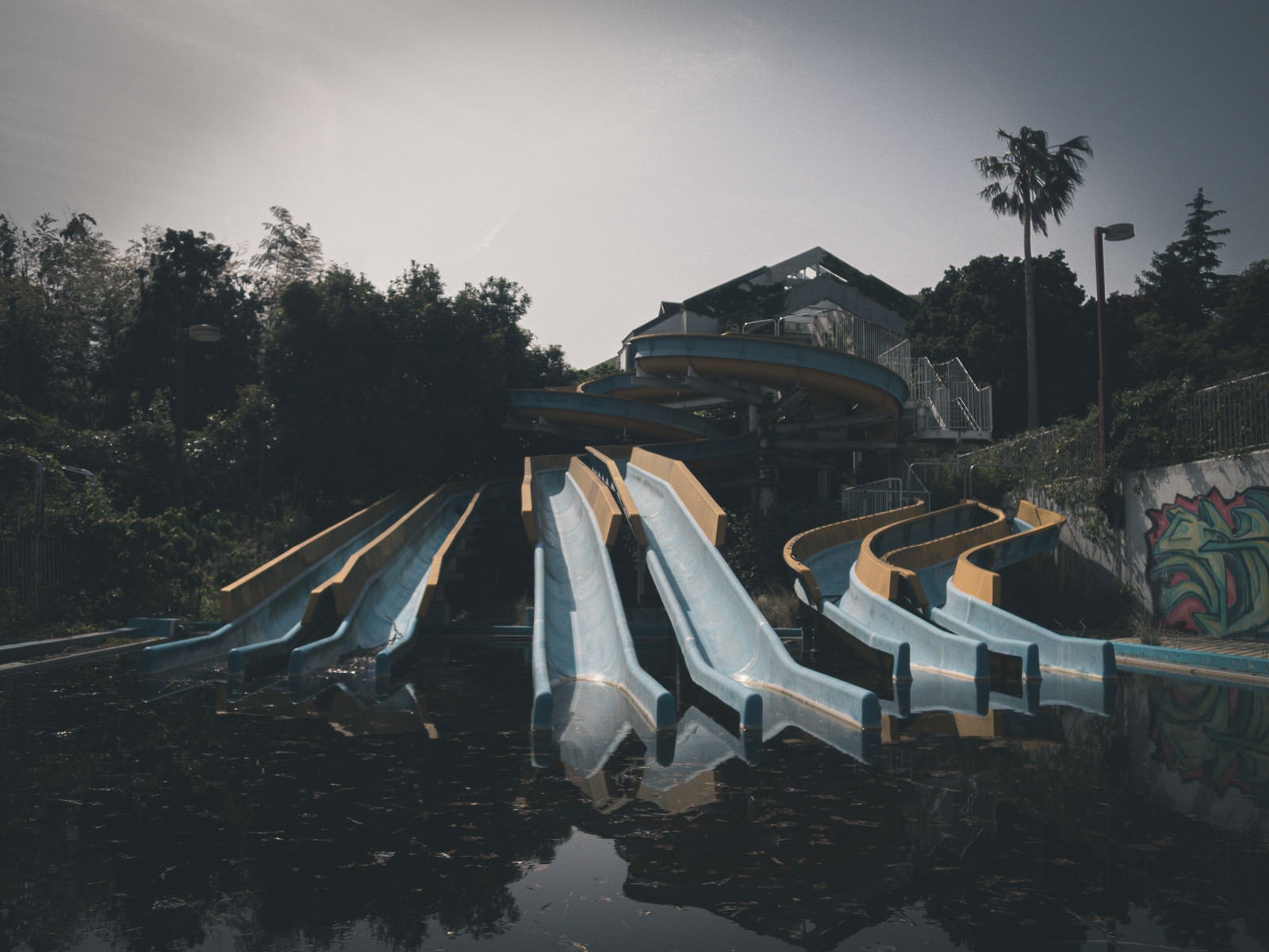 「廃墟と化したプールレジャー施設の滑り台」の写真