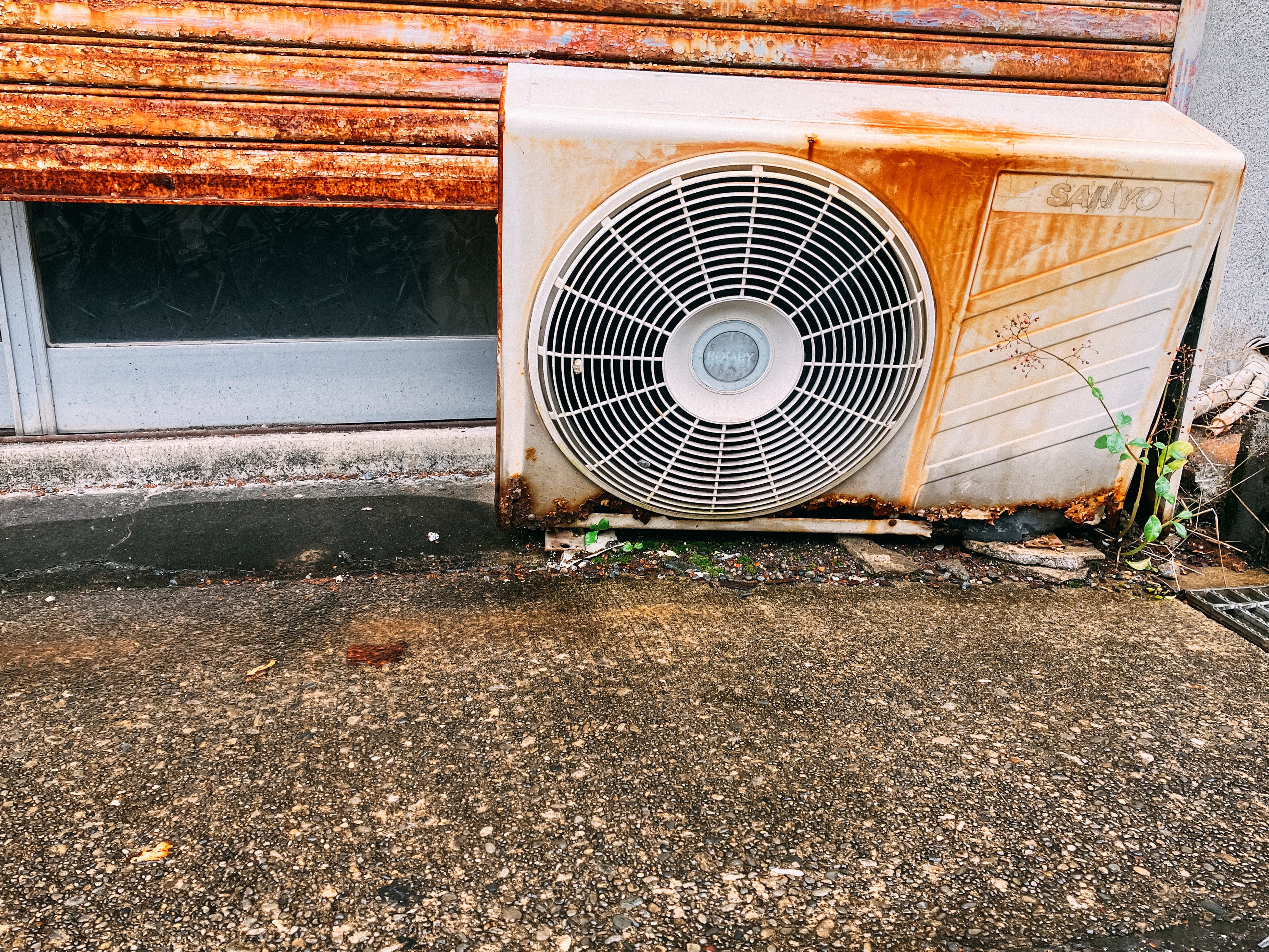 錆びたエアコン室外機の無料の写真素材 - ID.91619｜フリー素材 ぱくたそ