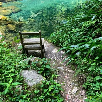 白竜湖の湖畔に置かれた木製の小さな椅子の写真