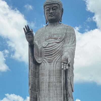 雲間に浮かぶ荘厳な牛久大仏立像の写真