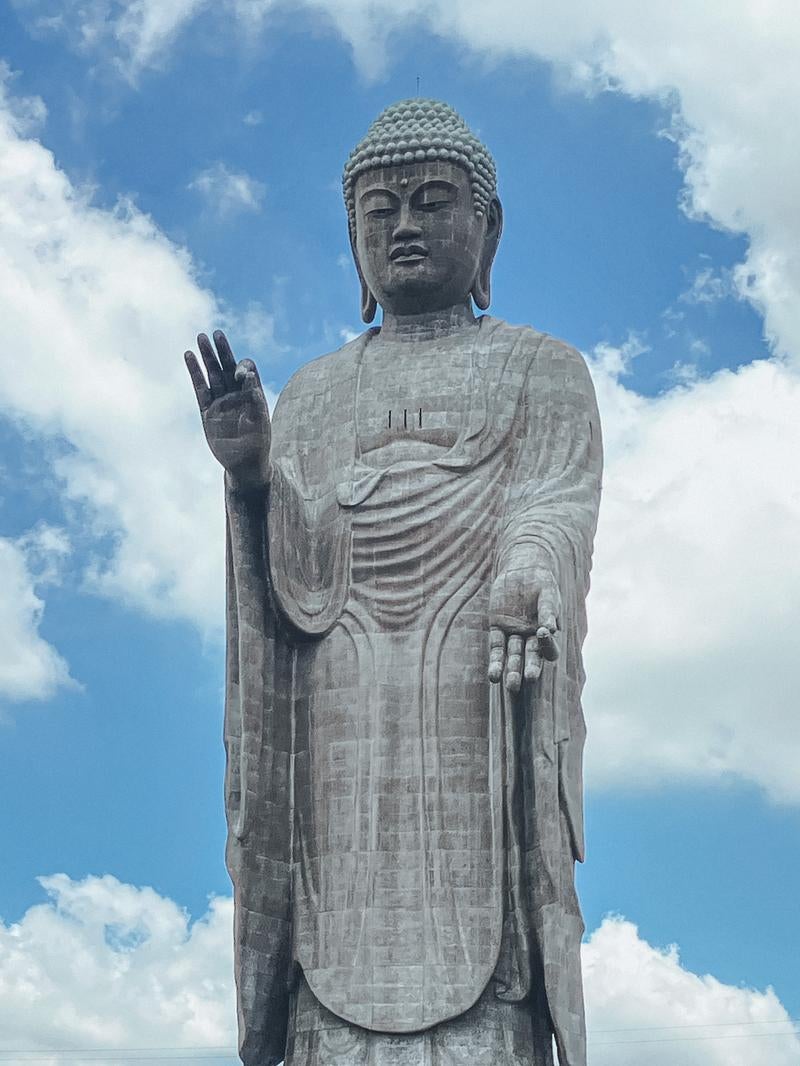 「雲間に浮かぶ荘厳な牛久大仏立像」の写真