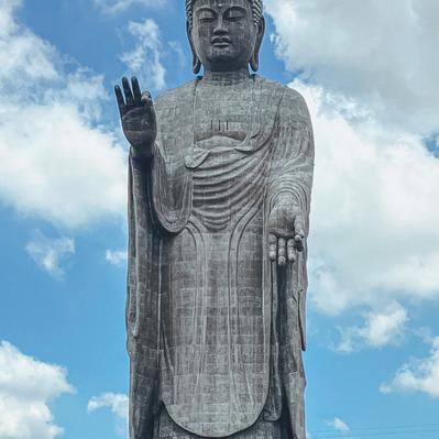 荘厳な佇まいを見せる巨大な牛久大仏の写真