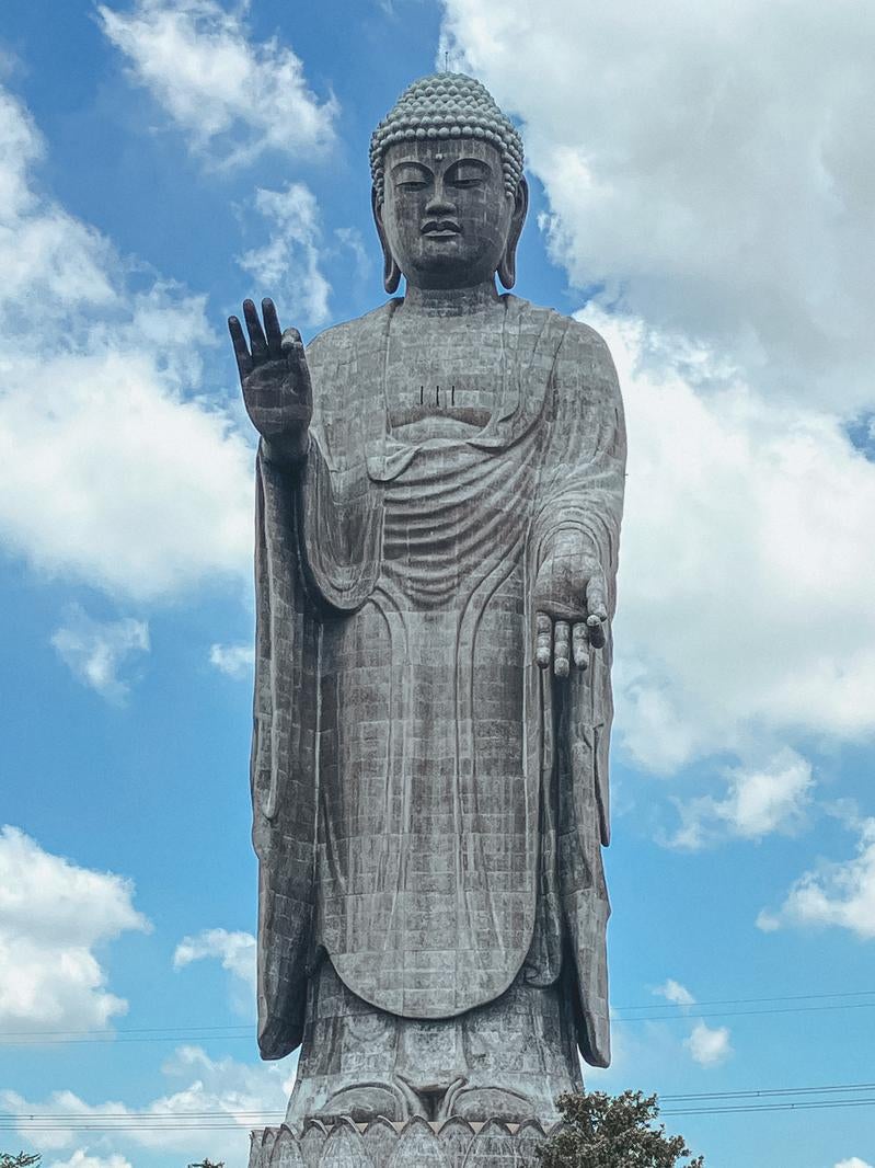 荘厳な佇まいを見せる巨大な牛久大仏の写真