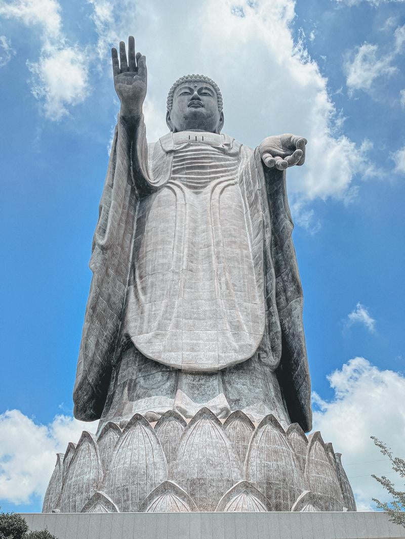 ▲見上げる先に広がる慈悲の牛久大仏の写真