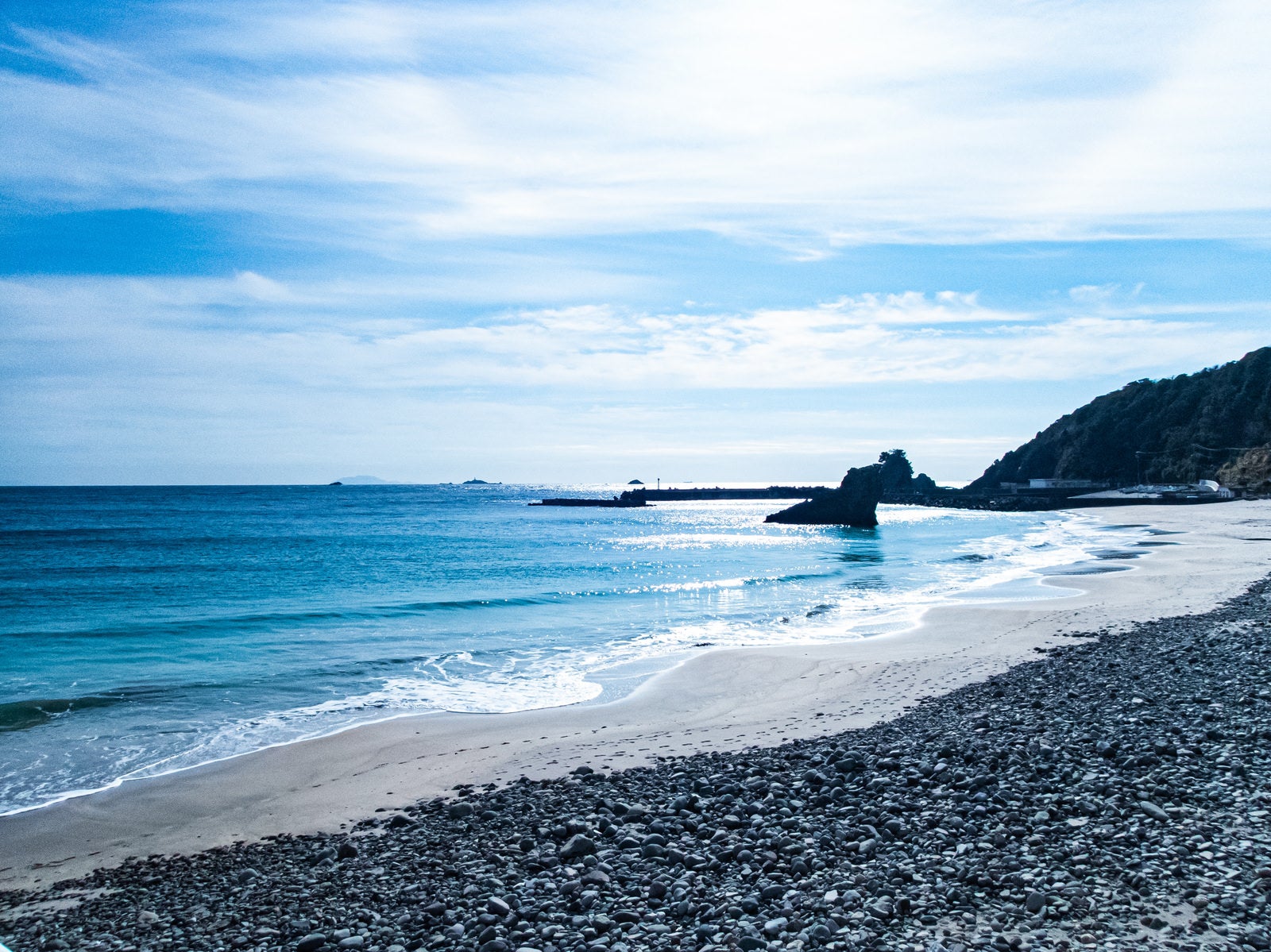 「波打ち際の砂浜と小石の浜」の写真