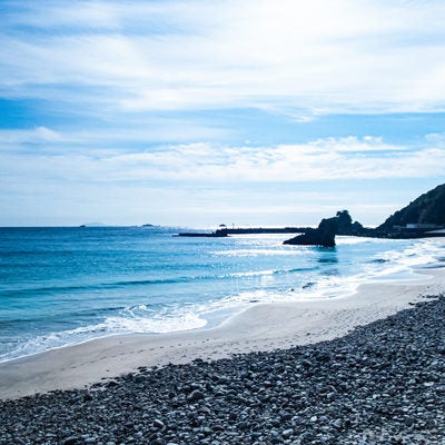 波打ち際の砂浜と小石の浜の写真