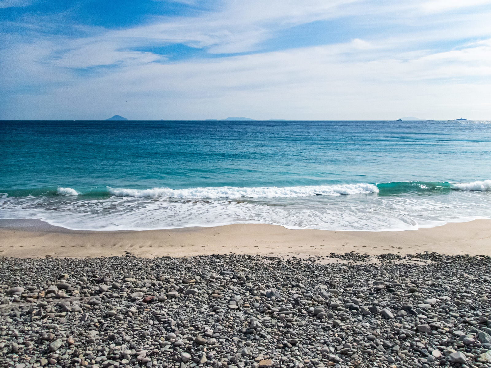 「浜辺に並ぶ大粒の小石」の写真