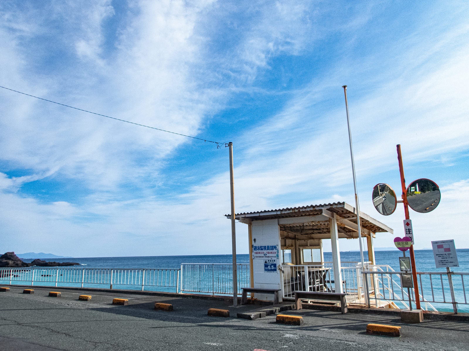 「水平線と竜宮窟のバス停」の写真