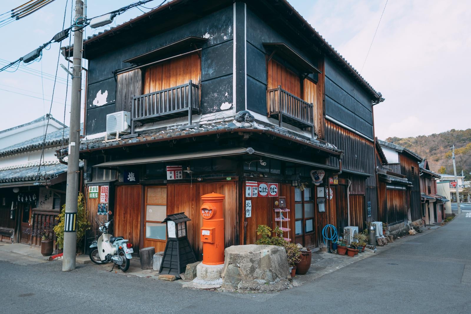 湯浅町の古い町並みに建つ木造商店と店先に置かれた赤い丸型ポスト