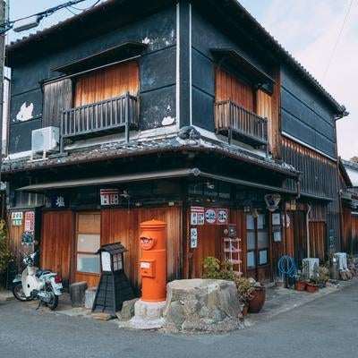 湯浅町の街角に残る丸型ポストの写真