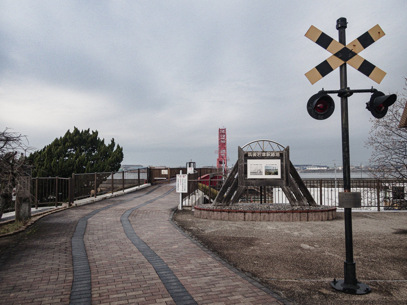「曇り空と筑後若津駅記念碑」の写真