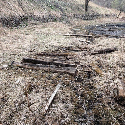 廃工場の放置された木材の写真