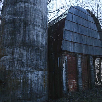 ボロボロの廃工場と焼却炉の写真