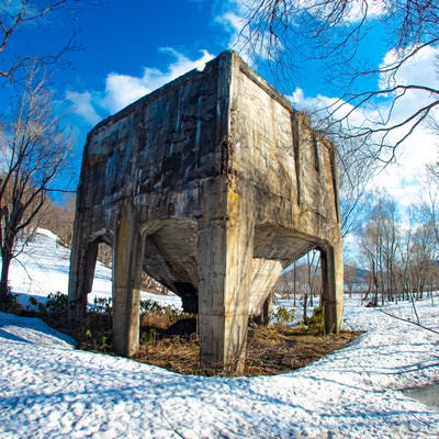 残雪の廃工場の写真