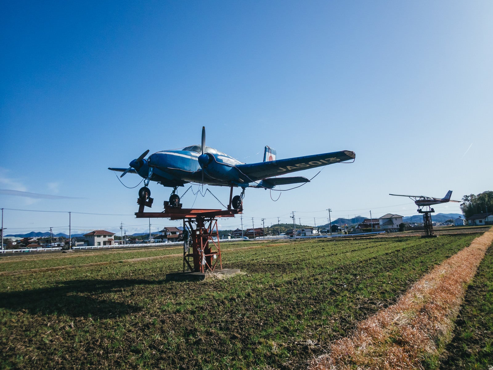 「田んぼの中の航空機」の写真
