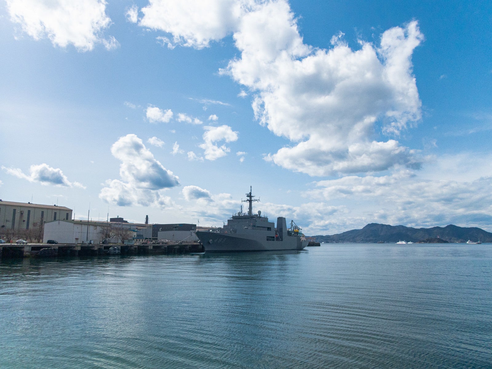 「停泊する軍艦と青空」の写真