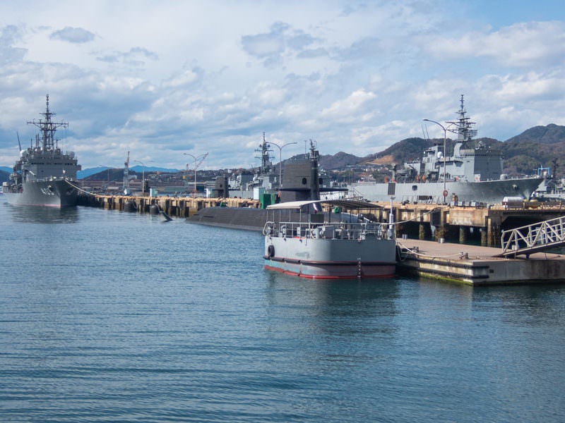 停泊する軍艦と潜水艦の写真