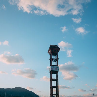 神戸行きを案内する塔の写真