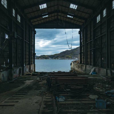 造船工場から見た海の写真