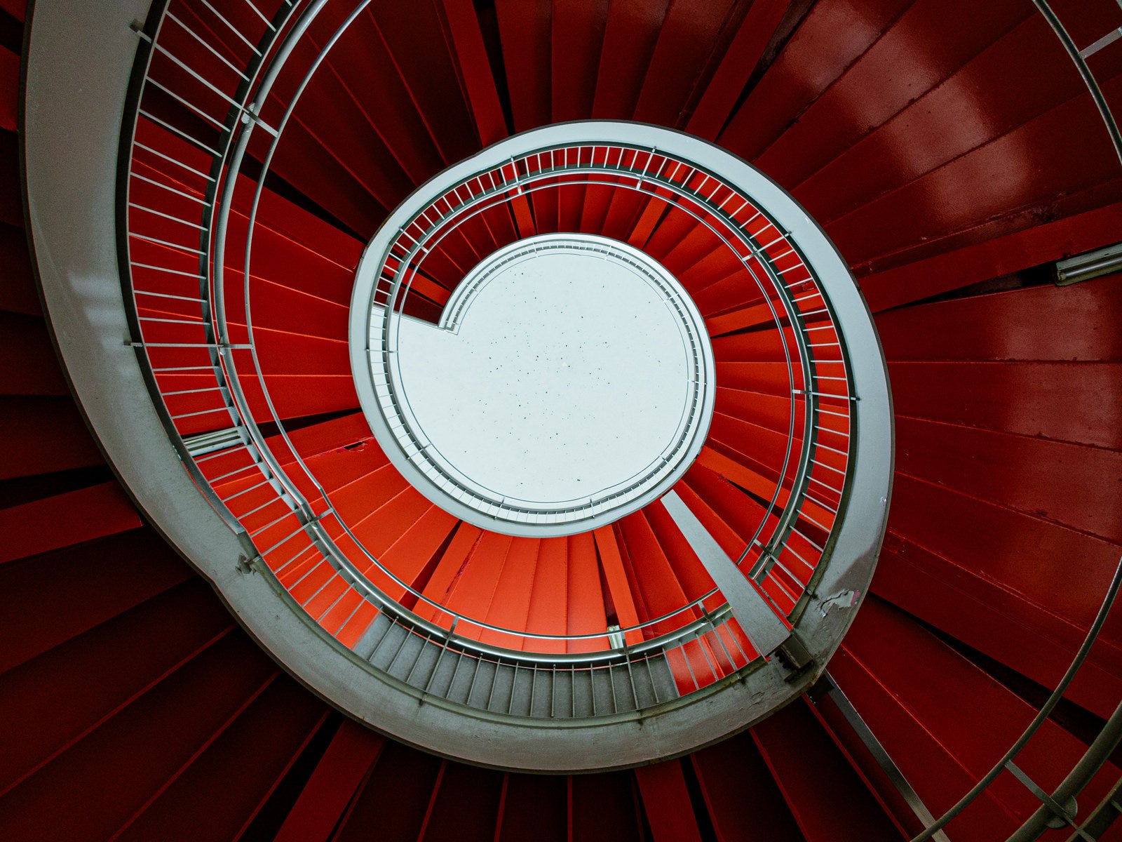 「赤い螺旋階段を見上げる」の写真