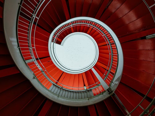 赤い螺旋階段を見上げるの写真