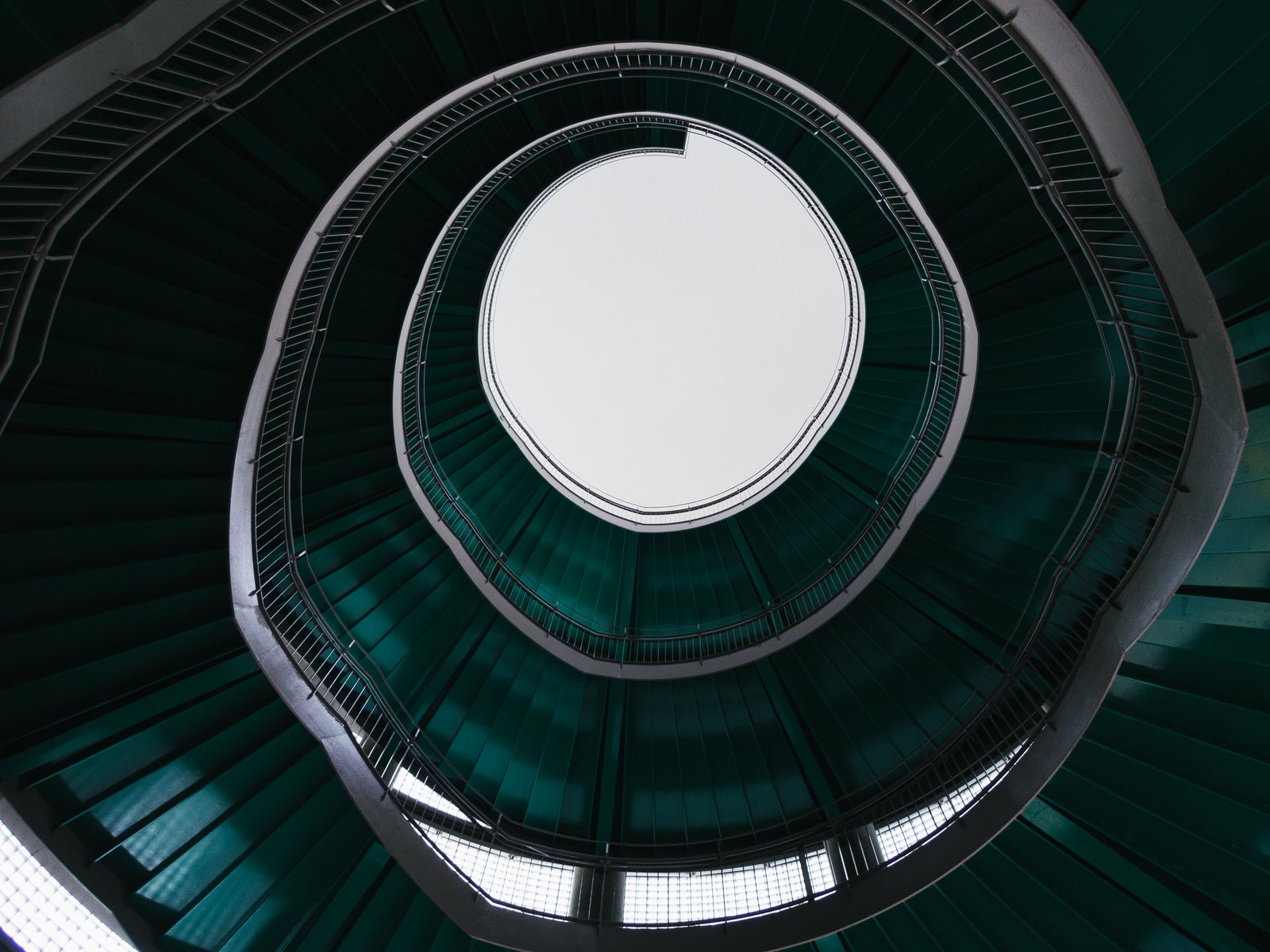 「緑色の螺旋階段をのぼる」の写真