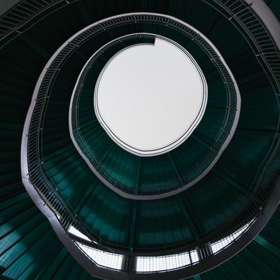 緑色の螺旋階段をのぼるの写真