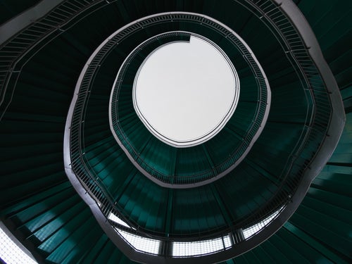 緑色の螺旋階段をのぼるの写真