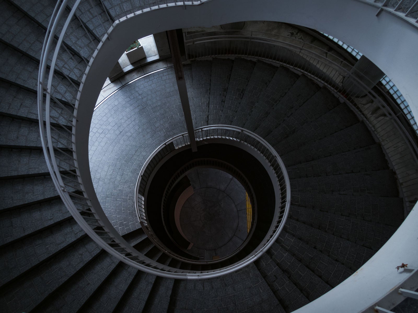 「ぐるぐるスパイラルする螺旋階段」の写真